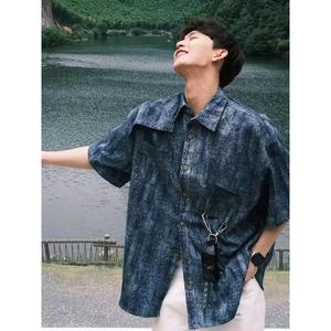 美式复古蓝色牛仔外套夏季凉感做旧扎染设计衬衣男士垫肩短袖t恤图片