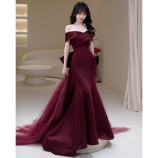 鱼尾敬酒服一字肩新娘晨袍结婚订婚高级感礼服裙酒红色缎面轻婚纱