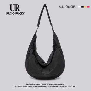 UR品牌韩版慵懒风简约轻便休闲大容量饺子包尼龙斜挎包男女通用款