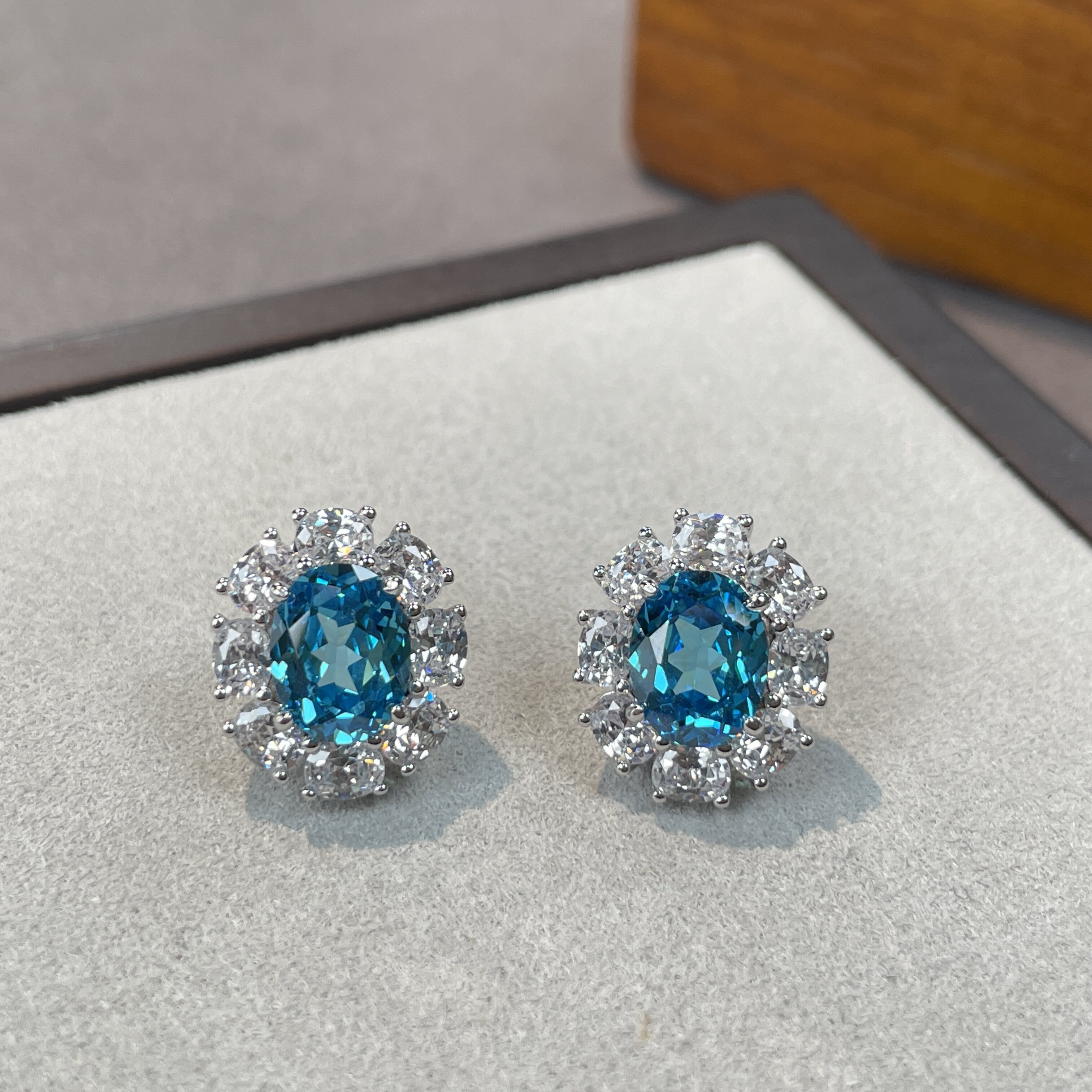 新款2克拉培育高碳钻海蓝宝耳钉s925纯银满钻镶嵌花瓣高级感耳饰