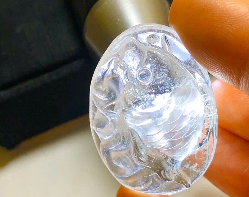 天然全包蓝宝石俏色雕刻鱼水晶吊坠连年有余