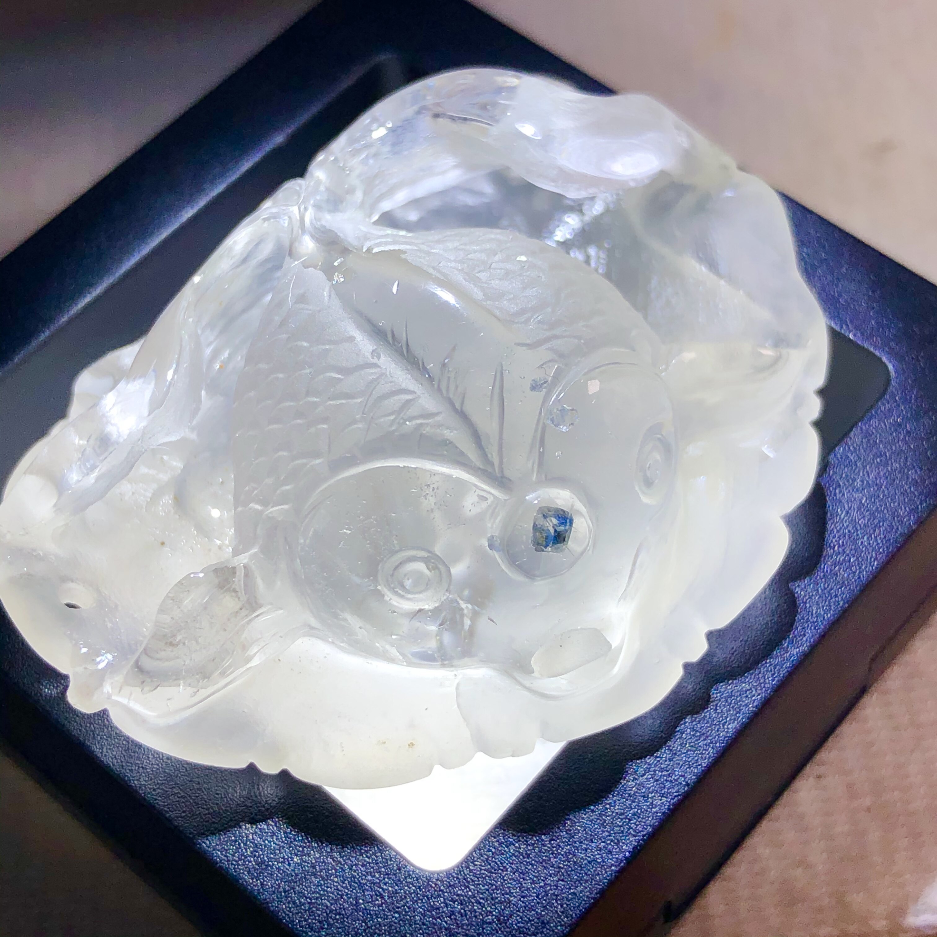 收藏俏色巴西老矿天然水晶蓝宝石共生雕刻鱼吊坠年年有鱼