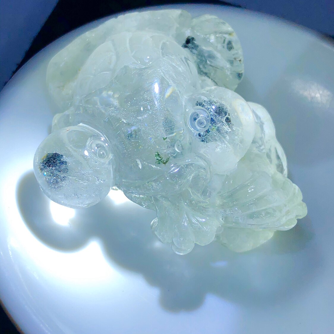 俏色天然全包裹体矿石辉锑矿共生水晶雕刻鱼把玩 年年有余