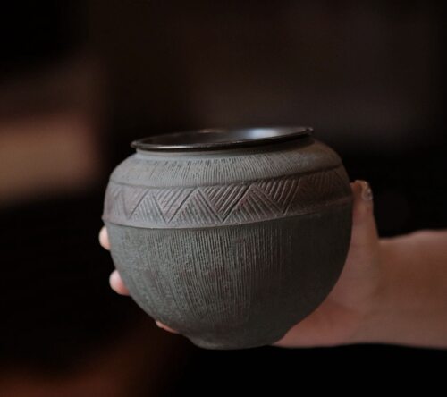 半斋铜锈釉锡盖雕刻建水370ml