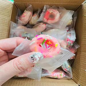 网红甜甜圈高颜值巧克力零食好吃的甜圈圈糕点整箱休闲食品