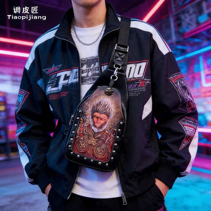 调皮匠胸包男真皮斜挎包头层牛皮大容量单肩包原创手工个性皮雕包