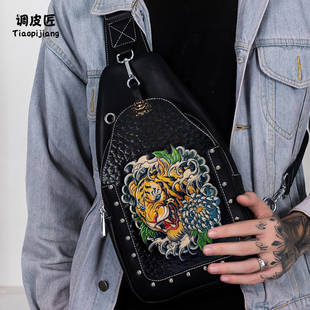 调皮匠背包男斜挎潮牌大容量设计感小众单肩包真皮皮雕包男士胸包