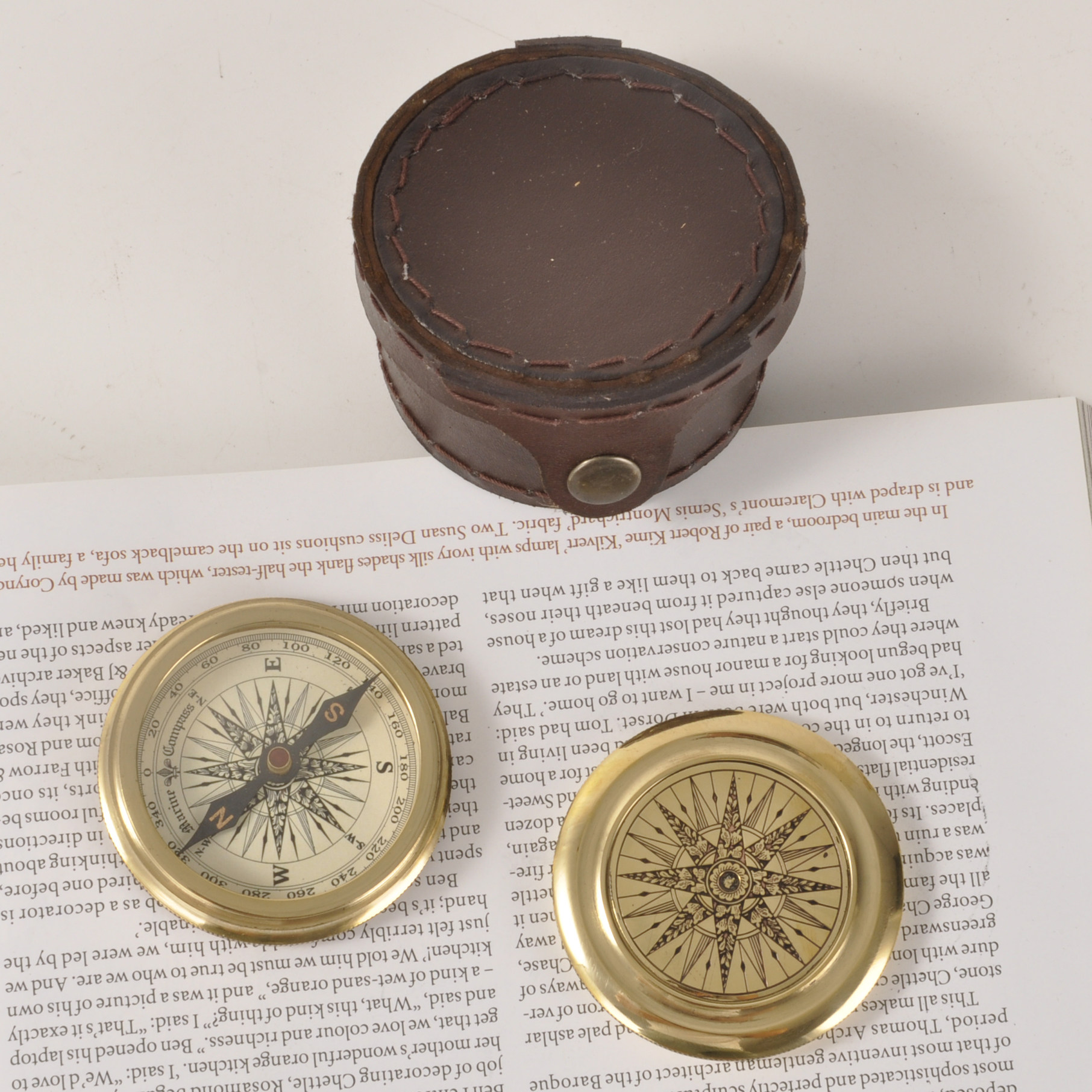 进口纯铜黄铜高精度车载指南针户外野营指北针罗盘软装摆设带皮盒