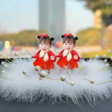 网红可爱娃娃汽车车载自动摇头摆件车内珍珠羽毛防滑垫装饰品定制