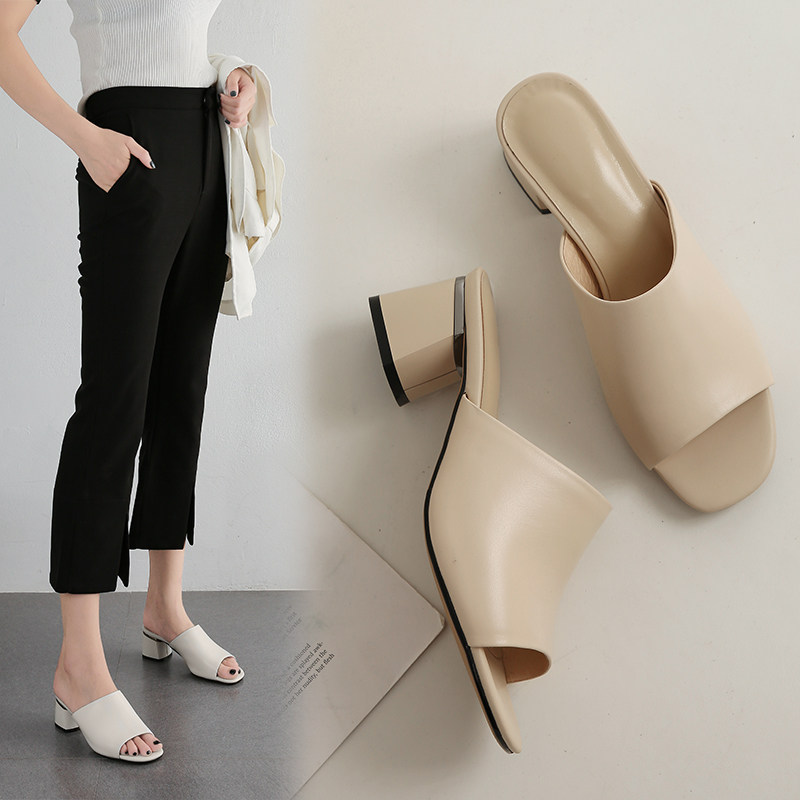 优雅女士中跟凉拖鞋女夏外穿百搭粗跟一字拖真皮网红凉拖黑白杏色