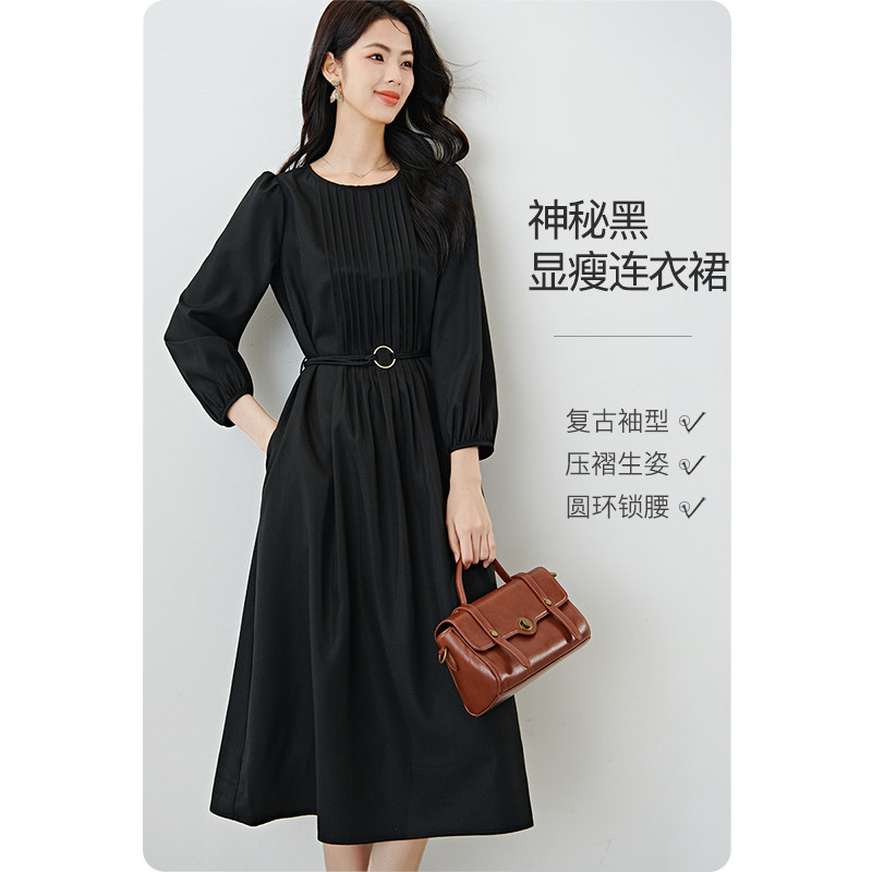 晚白2026年春新款风琴褶大摆系带收腰显瘦裙子垂顺利落通勤连衣裙