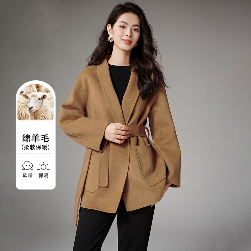 晚白系带翻驳领通勤羊毛大衣