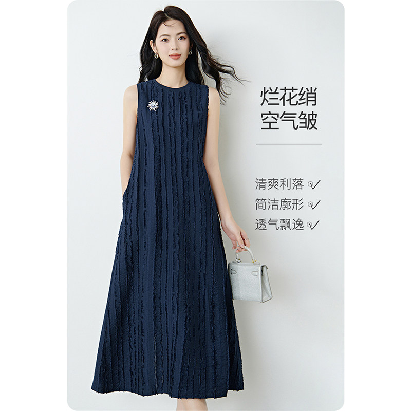 晚白2026年春新款纸片人显瘦无袖裙子宽松大码休闲梨形友好连衣裙