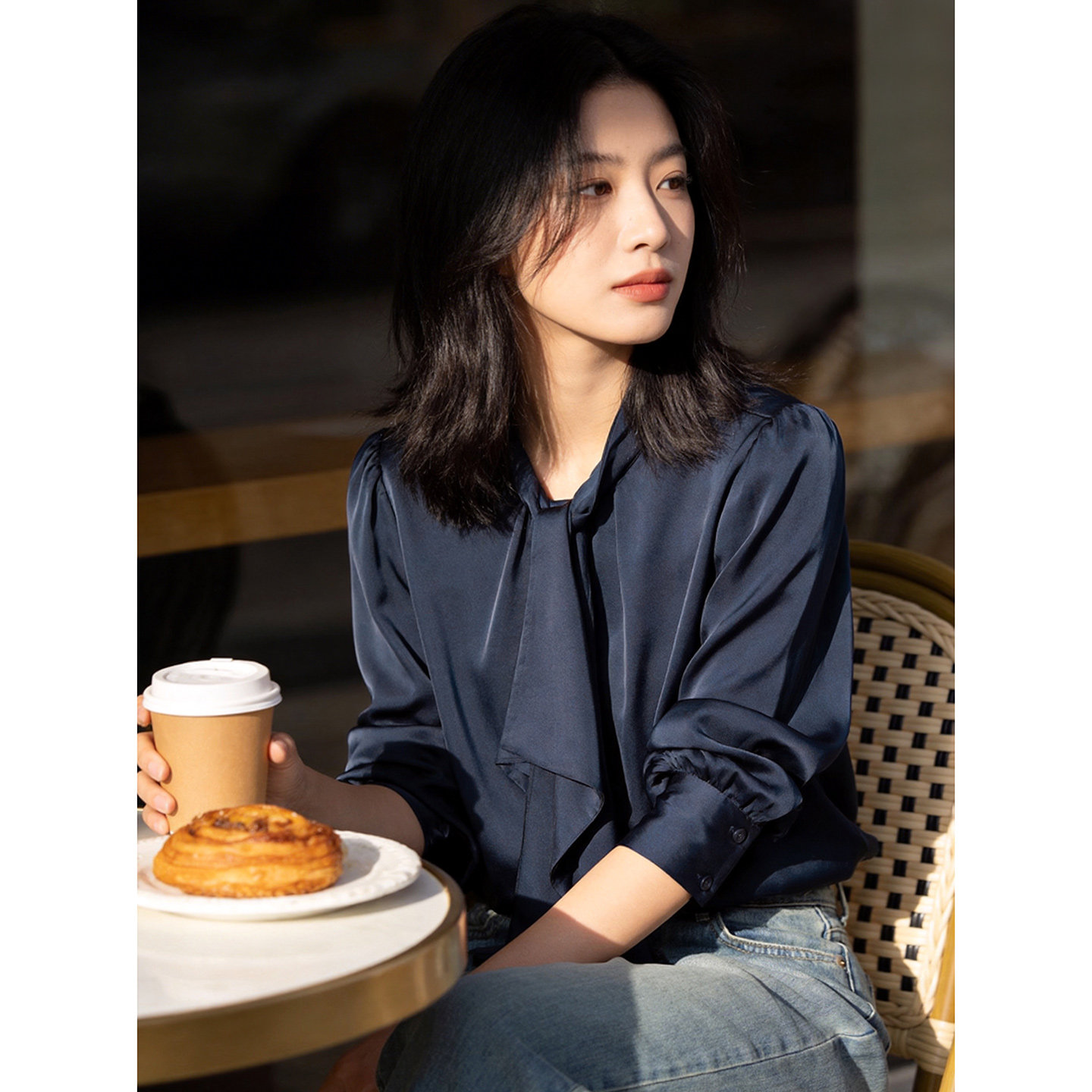 晚白2026新款气质法式行政蓝系带领衬衣缎面不易皱免烫衬衫女上衣