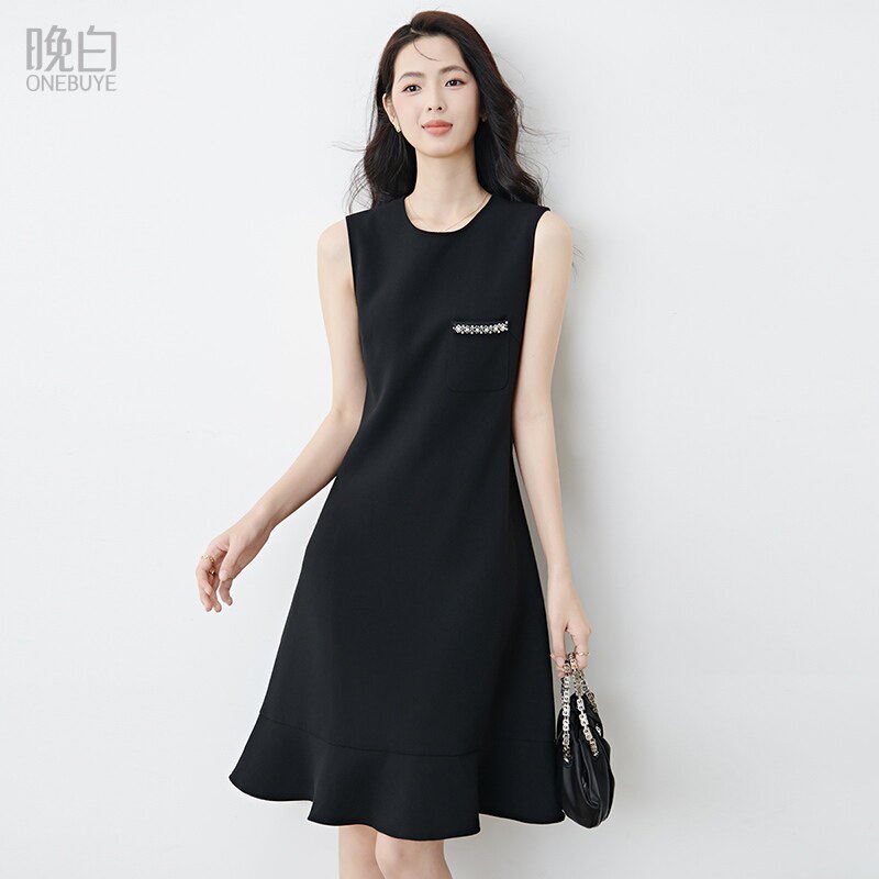 晚白2026年春季新款时尚钉珠圆领裙子小个子气质百搭无袖连衣裙