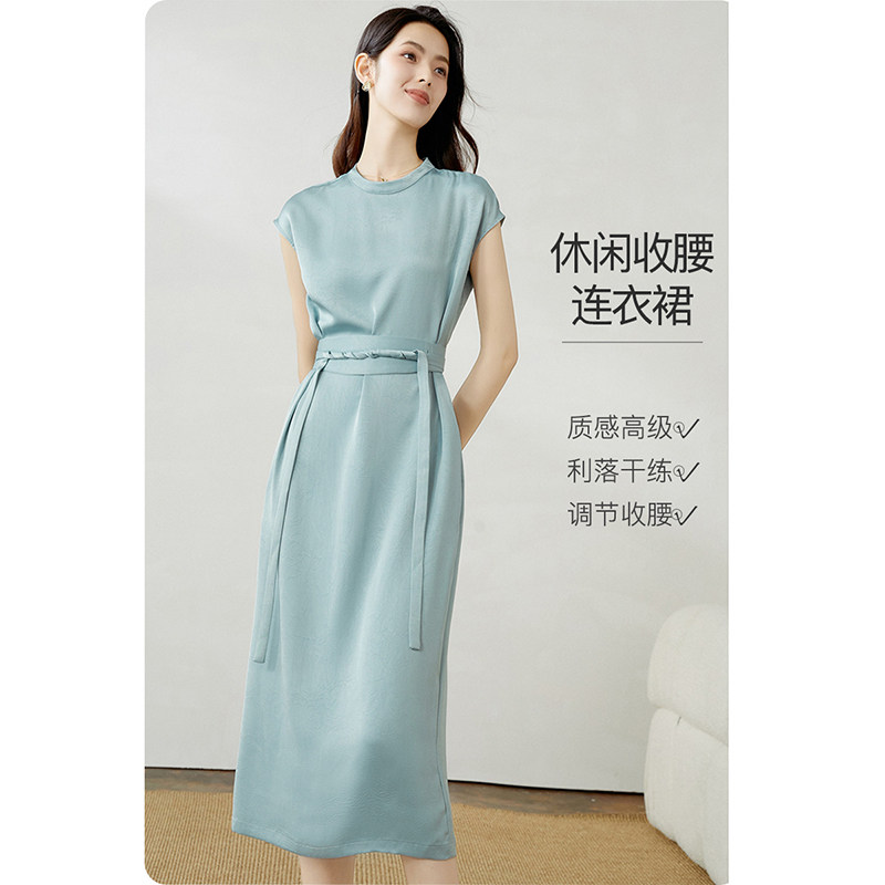 晚白2026年春新款时尚简约立领裙子系带收腰缎面丝滑连衣裙