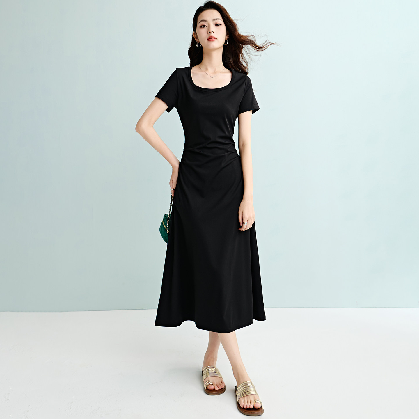 晚白2026年春新款简约方领小黑裙弹力修身显瘦通勤百搭连衣裙