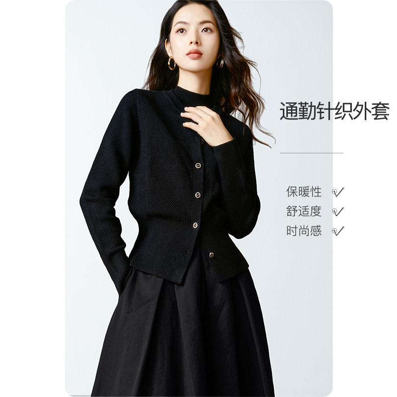 晚白2026年春新款纯色时尚简约上衣圆领纽扣设计感百搭针织外套女