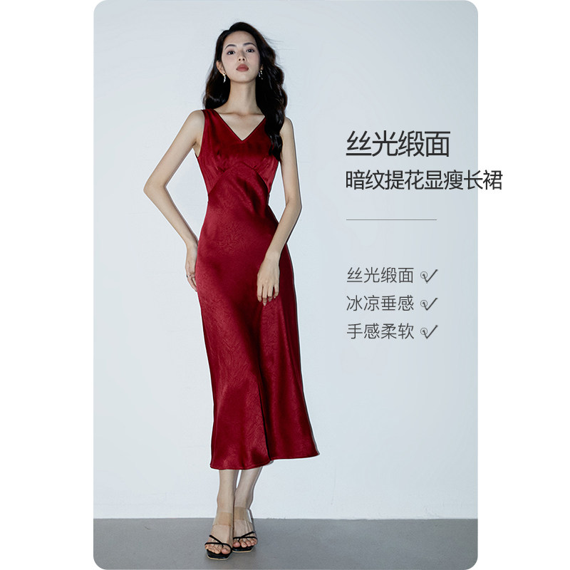 晚白缎面V领无袖连衣裙图片