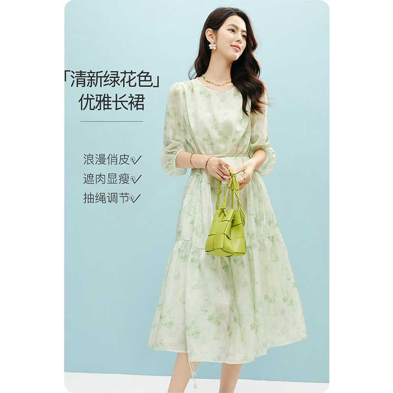 晚白2026年春夏新款时尚圆领印花裙子减龄泡泡袖系带收腰连衣裙