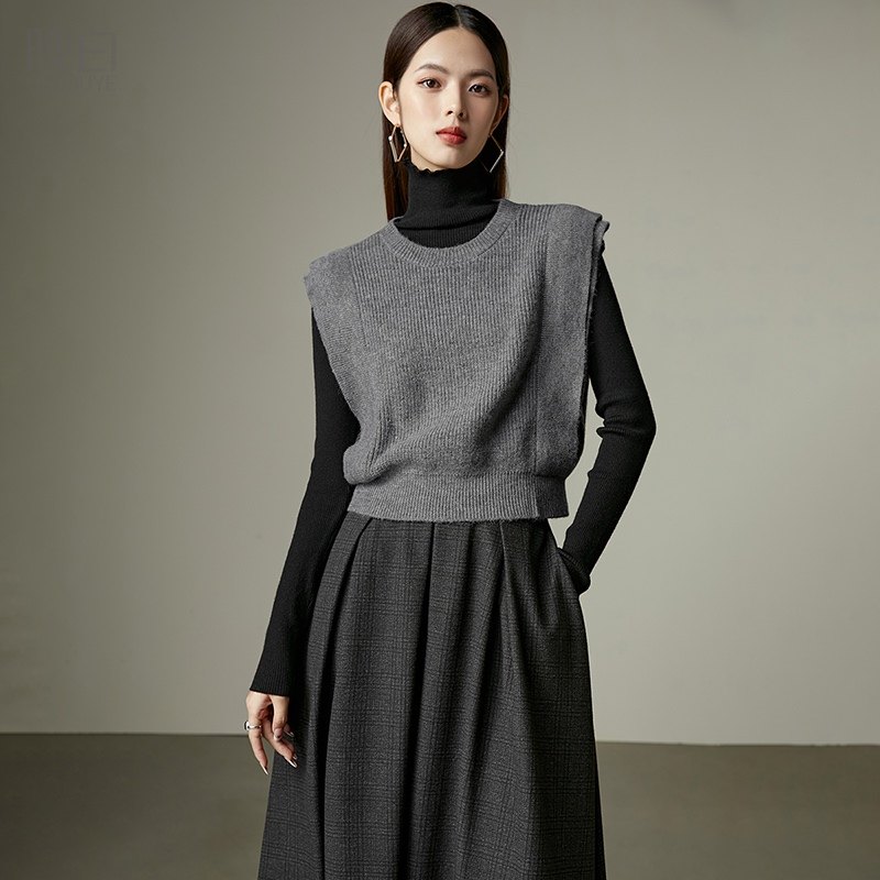 晚白2026年春季新款格雷灰圆领法式慵懒上衣百搭气质针织马甲女