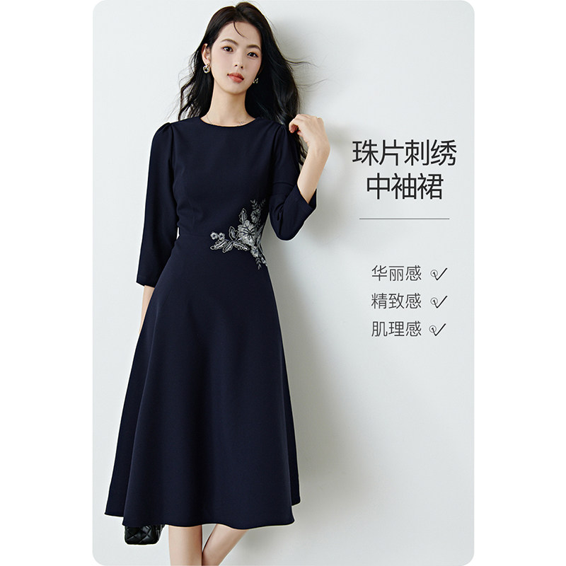 晚白2026年春新款时尚简约刺绣中袖裙子挺括修身显瘦通勤连衣裙