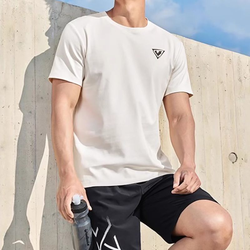 特步短袖T恤男士2025年新款夏季圆领棉透气体恤训练半袖运动上衣