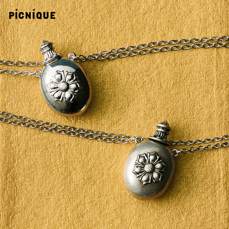 PicniqueMoon雕刻酒壶项链