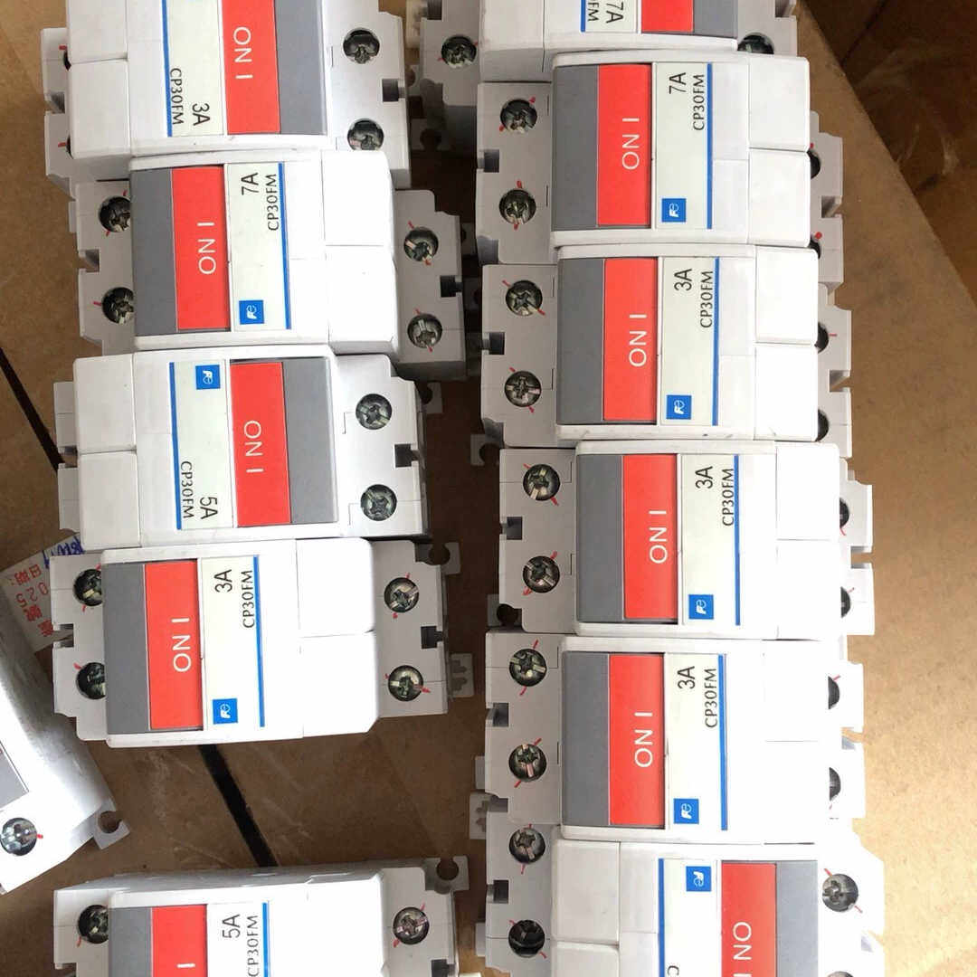 日本富士电路保护器开关CP30FM 2P成色99新