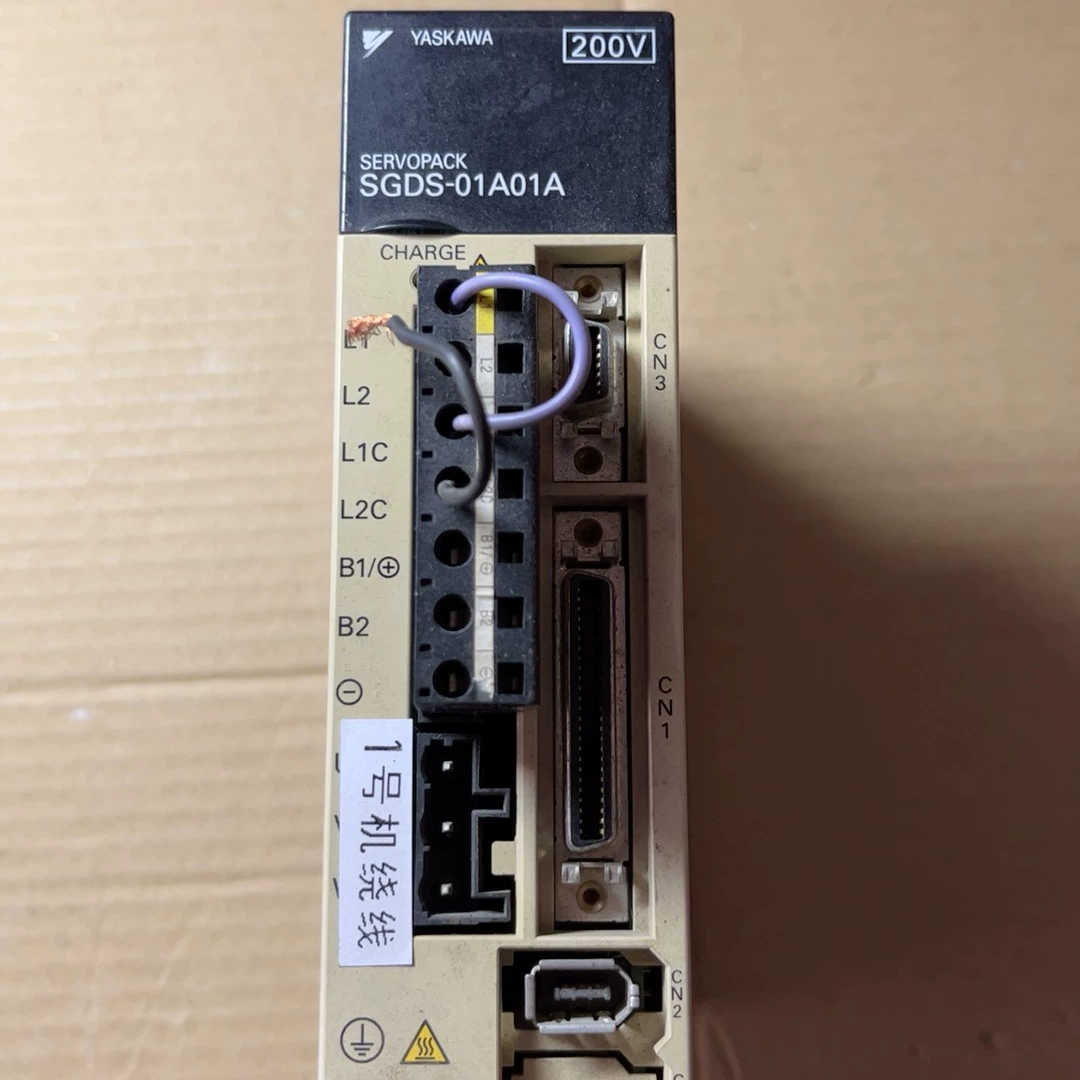 安川100W驱动器 SGDS-01A01A 实图拍摄 包好