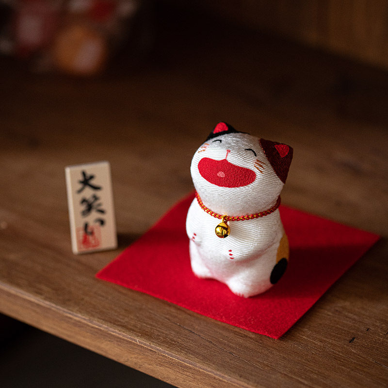 同合日本进口龙虎堂欢笑福运猫咪可爱摆件招财猫车载办公桌摆件