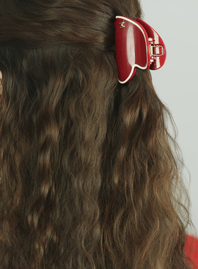 Becomi/新年氛围感红色爱心抓夹女小众设计感M标鲨鱼夹半扎发头饰