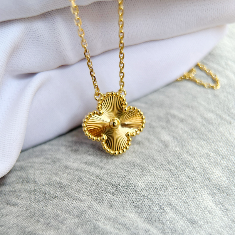 新款沙金黄金色幸运四叶草项链吊坠女简约百搭款时尚配饰高级感
