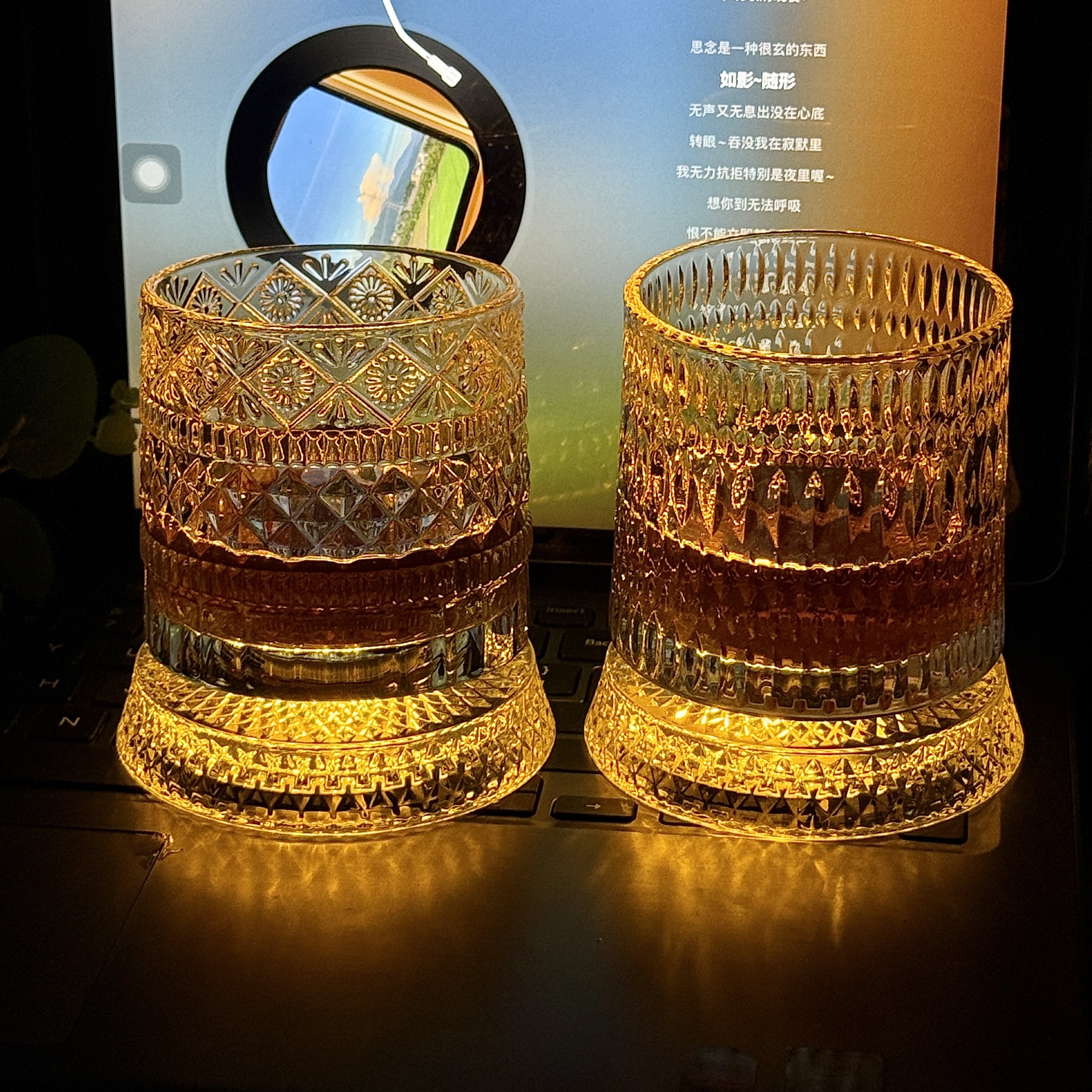 【送发光杯垫】发光旋转威士忌酒杯高颜值转转解压洋酒杯不倒翁