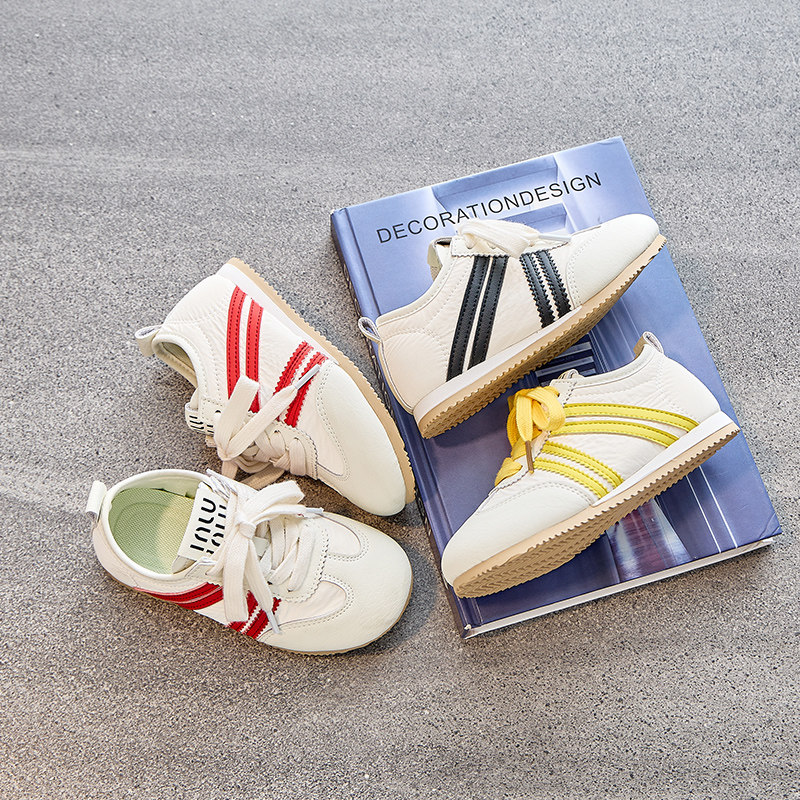 儿童运动鞋2026春季新款女童休闲板鞋真皮软底时尚百搭男童德训鞋