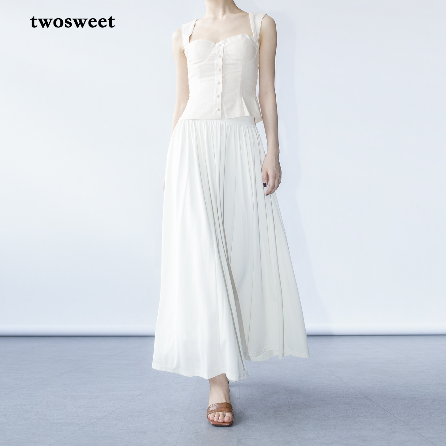 twosweet 铜氨丝垂坠十足半身裙白色气质大摆围百褶夏季长裙