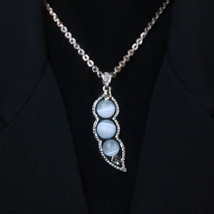 铜合金猫眼石项链碗豆荚毛衣链2023年新款潮挂件长款高级感配饰闪