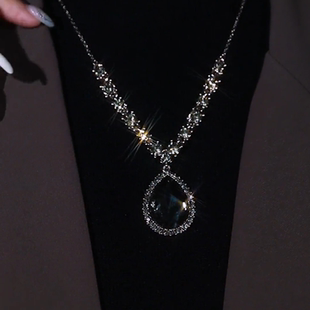 高级感同款水滴毛衣链2023年新款潮女简约百搭铜合金水晶项链长款