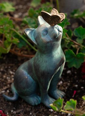 带蝴蝶好奇猫咪雕像树脂摆件