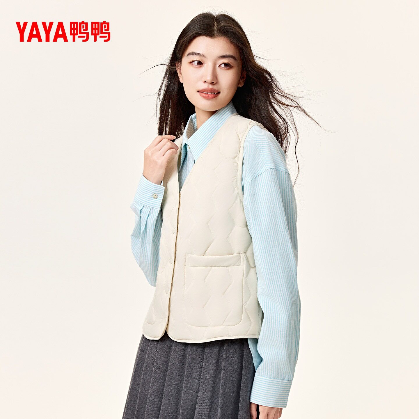 鸭鸭女2026年秋冬时尚马夹简约百搭舒适日常通勤轻薄短款鸭绒马甲