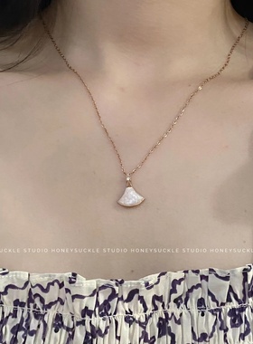 忍冬钛钢18k玫瑰金扇形女锁骨链