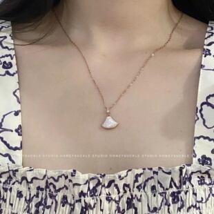 忍冬Honeysuckle 钛钢18k玫瑰金扇形小裙摆项链女 简约百搭锁骨链