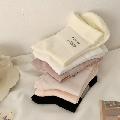 百搭简约纯色中筒袜子