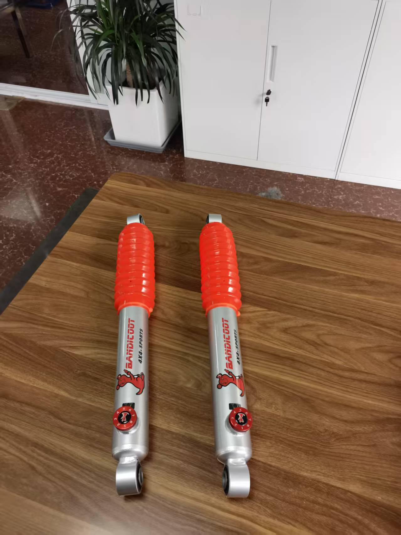 大通V80后减震器