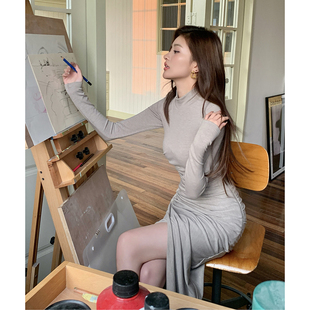 HeartyBite 2025秋冬新款腰线重塑半高领长袖连衣裙女收腰褶开叉