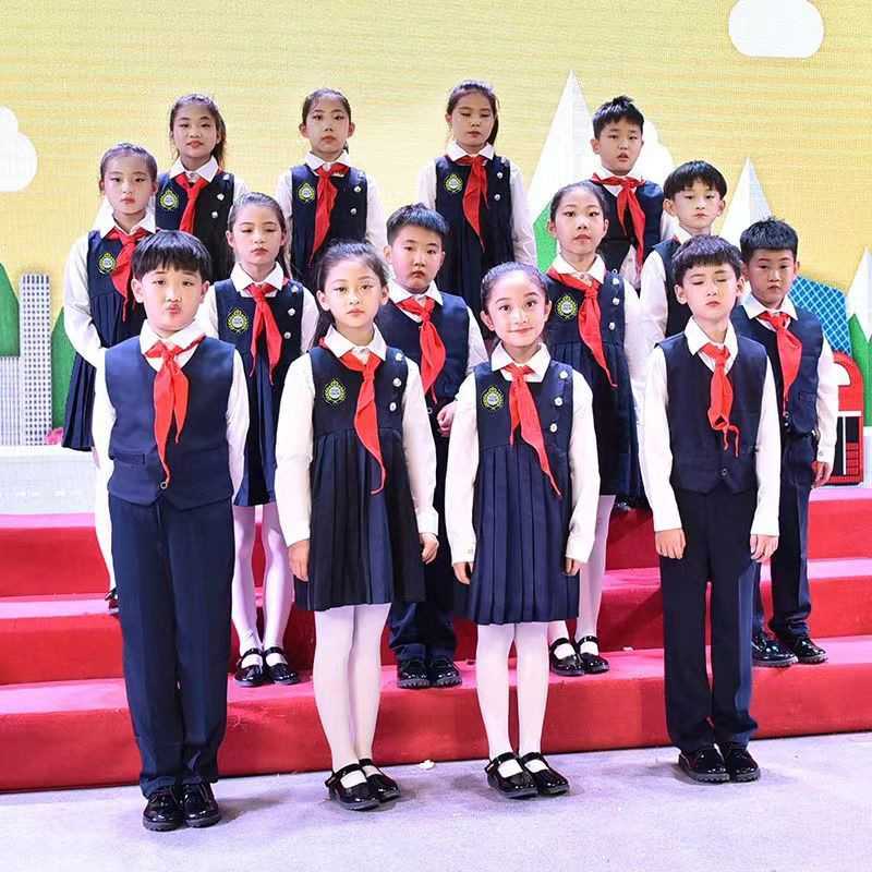 儿童大合唱演出服中小学生诗歌