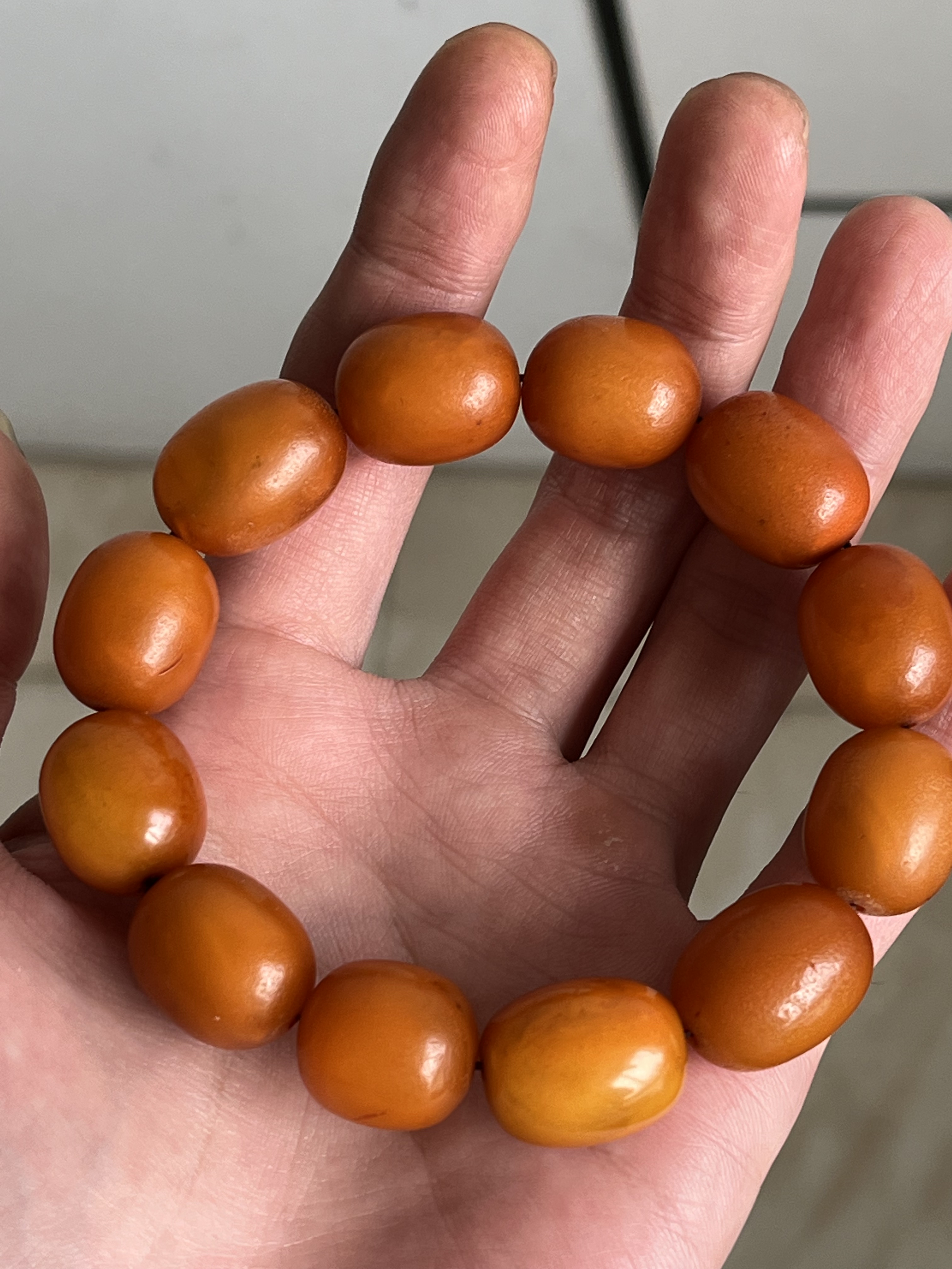 西亚百年老蜜蜡桶珠手串，橘皮纹清晰，冰裂纹自然，蜡质浓郁。