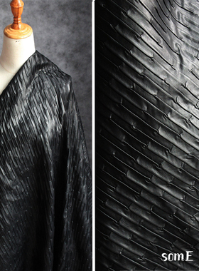 密集小对折肌理黑色皮革 立体百褶布料压褶皱原创设计师秋冬面料