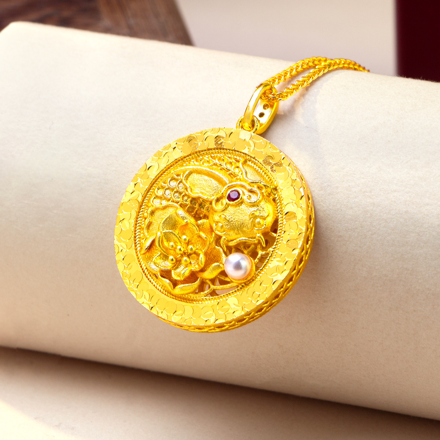 金店新款仿金色爆闪碎冰纹锦鲤莲花珍珠吊坠女百搭高级感圆牌挂坠