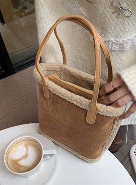 韩国东大门羊羔毛毛绒包包女2022新款复古鹿皮绒磨砂菜篮子手提包